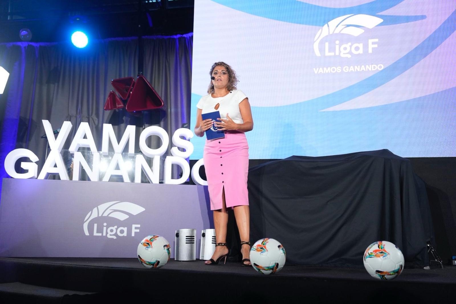 Oficial | PUMA y Liga F presentan el nuevo balón PUMA LIGA F VS RACISM con un diseño creado por el artista SUSO33